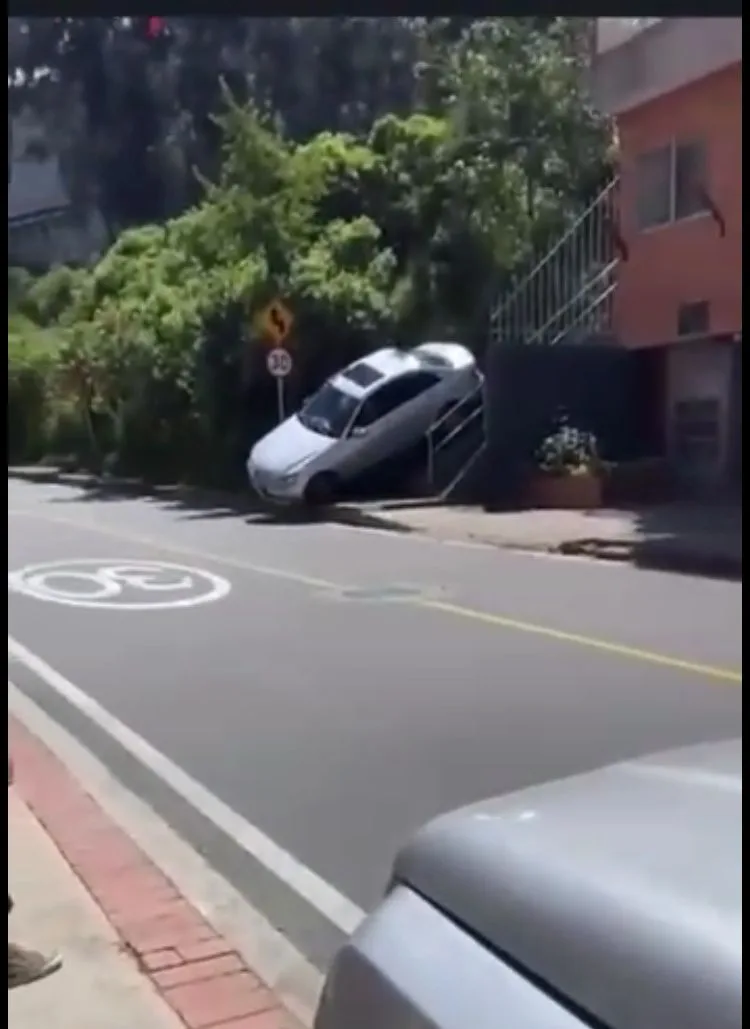 bajó el carro por un callejón