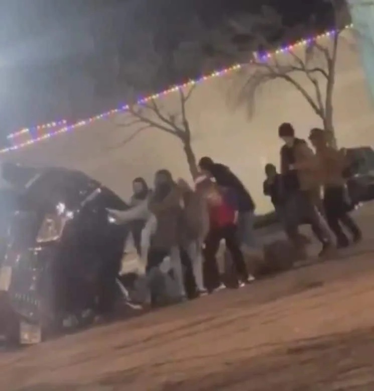 La camioneta se volco y les cayó encima, los pasajeros iban sentados en las ventanas, en Colorado Springs