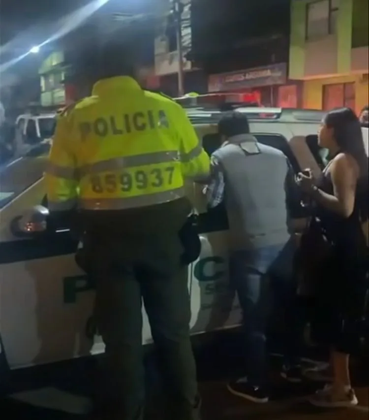 No es un vídeo de "año viejo quemado": le quemaron la moto a ladrón y casi "lo acaban a golpe" en Pasto