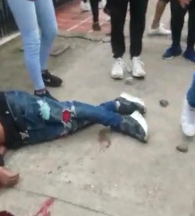 pateó a un policía