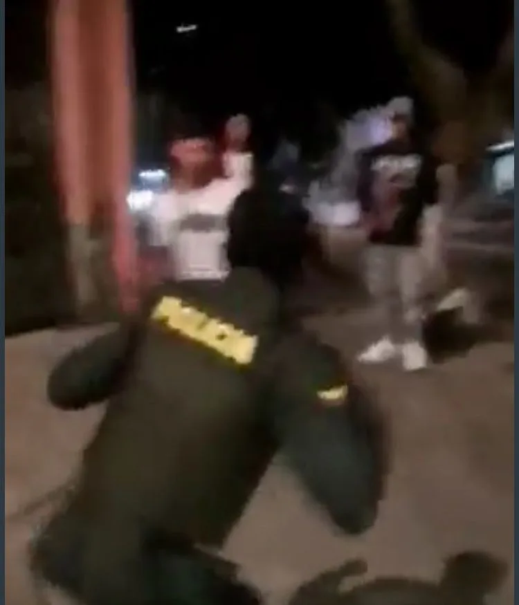 un policía en Cali peleando con un joven a los puños barrio El Rodeo