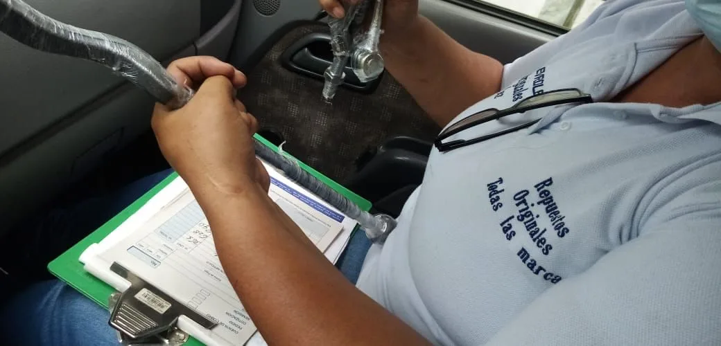 "Le dicen a uno que tiene las llantas malas, lo hacen parar y terminan robando", el modus operandi a conductores en Cali