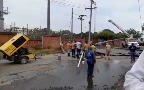 "Se oyó una explosión fuerte": Se reventó el tubo madre del agua y rompió la vía, en el oriente de Cali