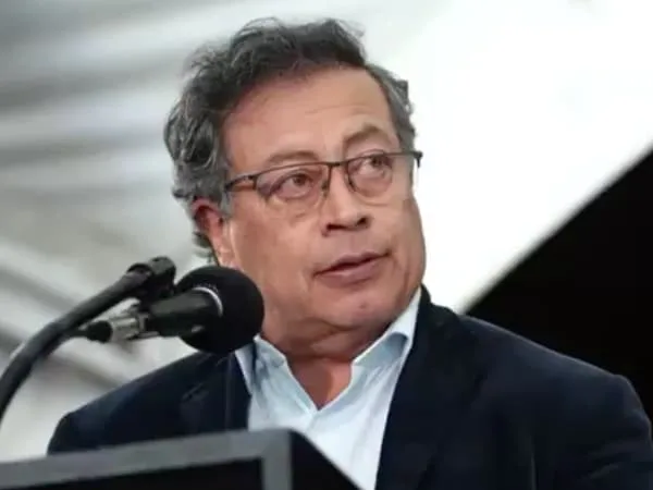Gustavo Petro responde al anuncio del Reino Unido sobre la solicitud de visa a colombianos.