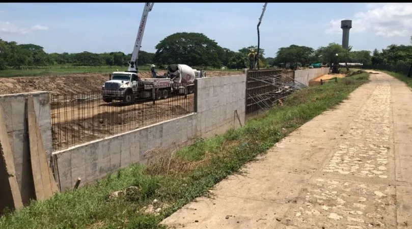 En Santa Lucía - Atlántico, construyen un muro para contener posible desbordamiento del Canal del Dique