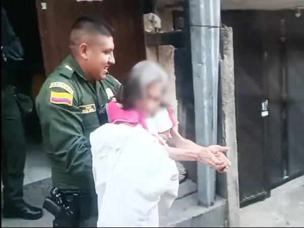 Vecinos del sector alertaron a las autoridades quienes llegaron hasta el sitio para rescatar a la adulta mayor en Cali.