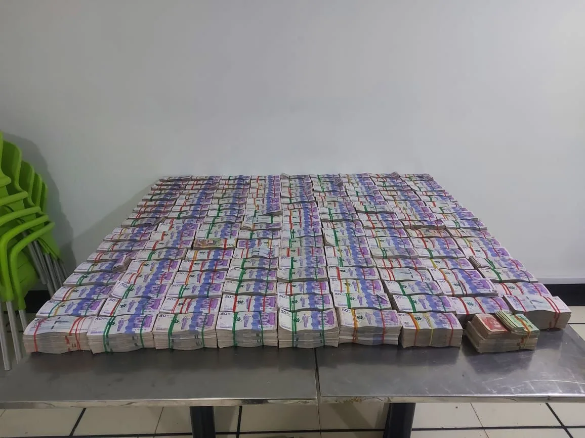 fajos de billetes en Chusaca