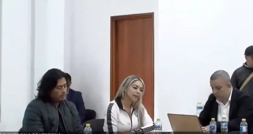 Nicolás Petro Burgos y su ex esposa Days Vásquez en la diligencia judicial. Foto: captura video redes sociales.