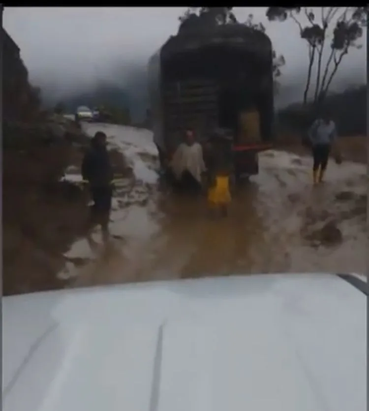 'Carreteras infernales': en Inzá, Cauca, pasan al filo del abismo y con derrumbe