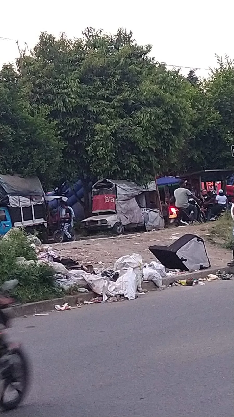 "Los del aseo pasan" pero no dura ni un día limpio, la basura que tiran en la 103 en el oriente de Cali