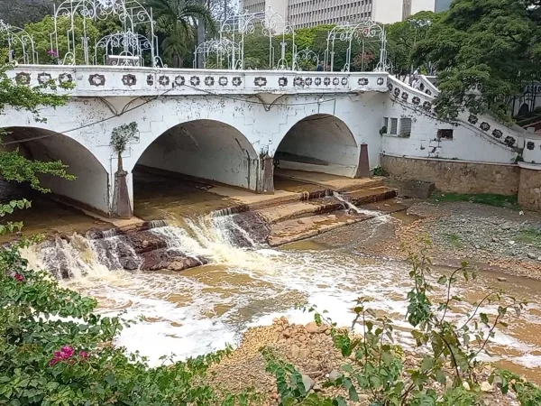 De las cristalinas aguas queda poco, hoy el río Cali es un hilo amarillento; con lodo, espuma y “un olor feo”