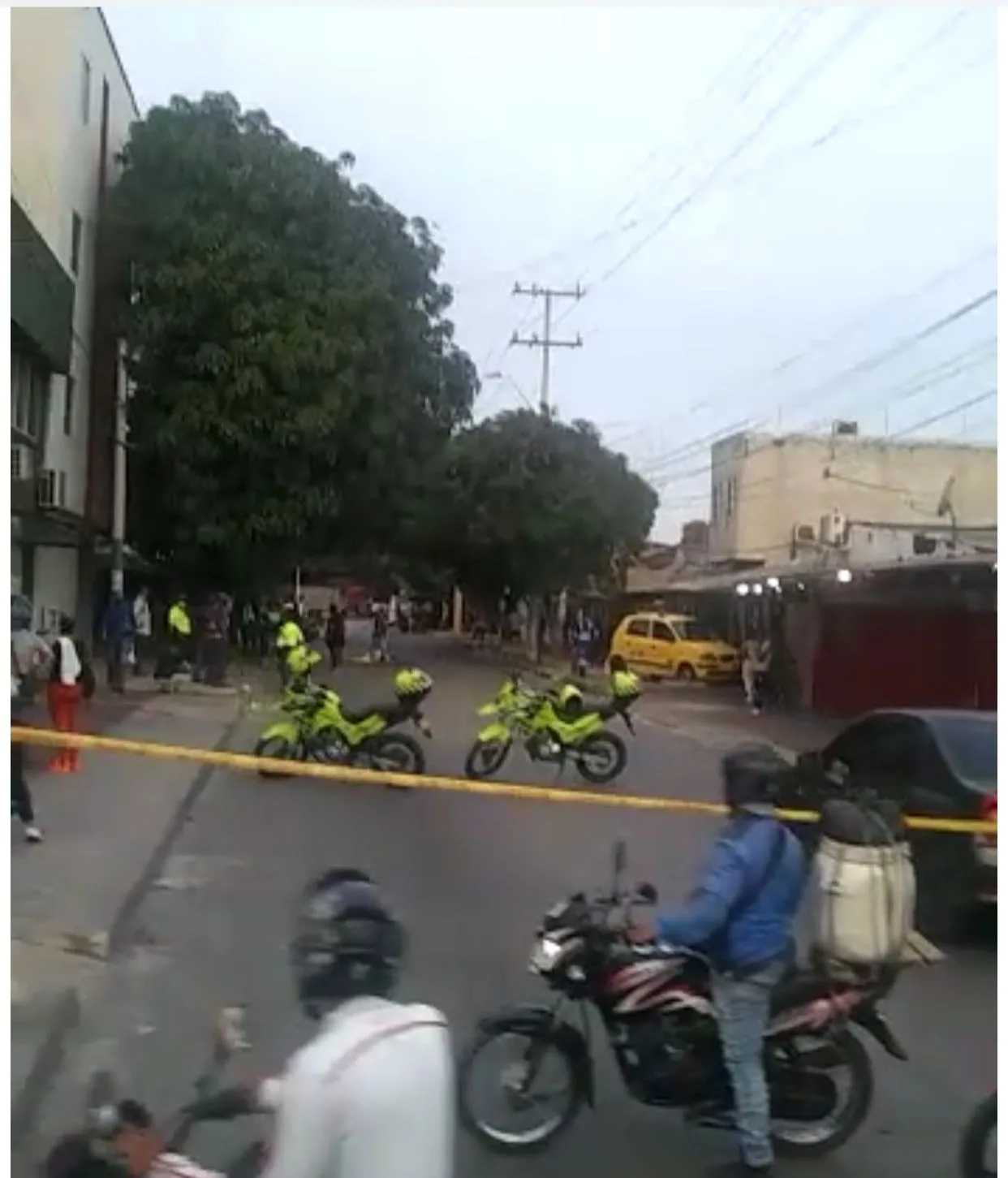 Don Luis se bajó de la moto, se sentó en un andén y quedó sin signos vitales 
