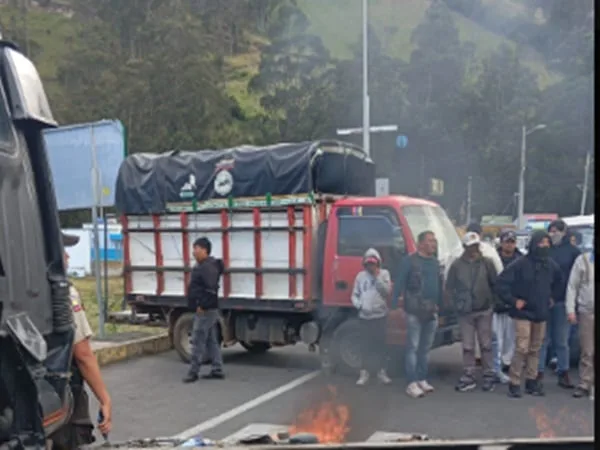 En medio de la protesta camioneros de Ecuador solicitan la devolución de automotores de placas ecuatorianas que han sido retenidos desde hace cinco años en Ipiales, Nariño.