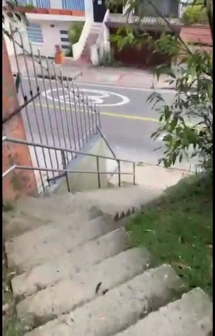 bajó el carro por un callejón