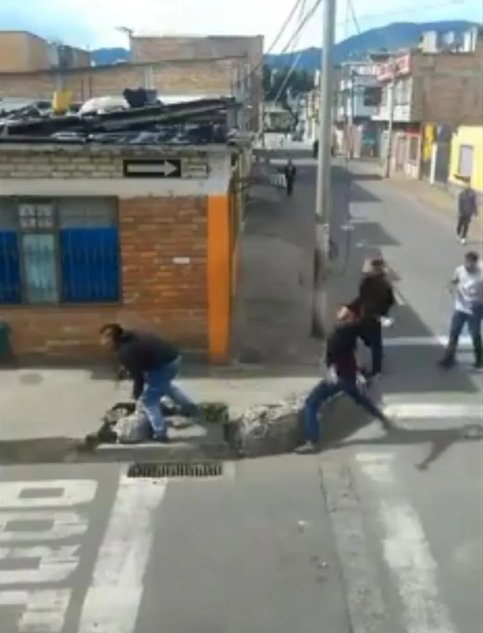 hinchas del Patos y Cali peleando
