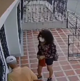 Hombre vestido de mujer atracando en Palmira, Valle