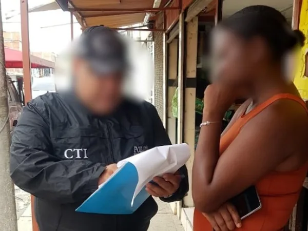 Capturada en Cali mujer señalada de someter a su hija a abusos; autoridades incautaron videos que habrían sido comercializados