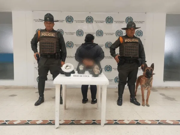 Al parecer, antes de que la mujer viajara, fue sorprendida con varios gramos de estupefacientes en el terminal de Pasto.