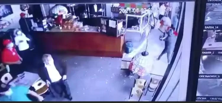 grupo de motorizados haciendo daños en Pasto