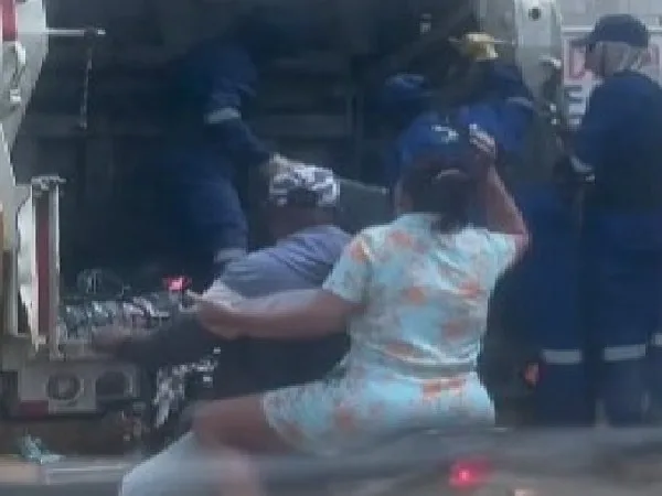 Madre persiguiendo camión de basura en Barranquilla.