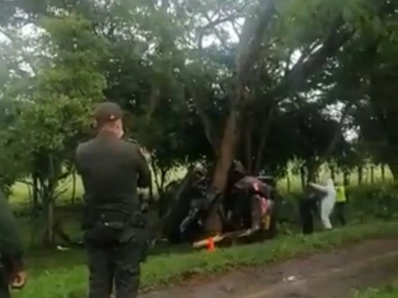 Choque contra un árbol en vía de Cali dejó dos fallecidos entre ellos un Policía