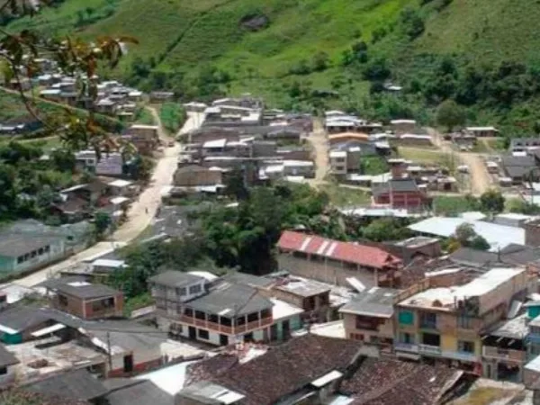 Enfrentamientos entre grupos armados causan desplazamiento forzado en Argelia, Cauca