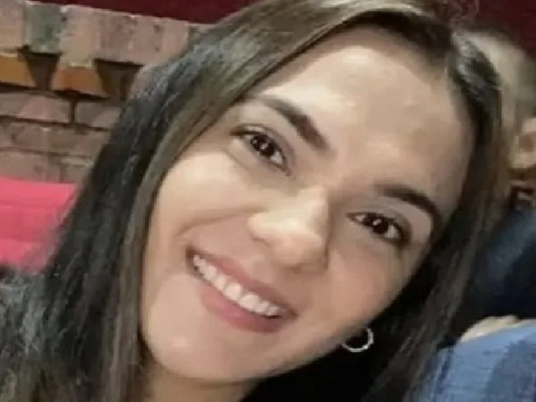 A joven le explotó empanada en la boca.
