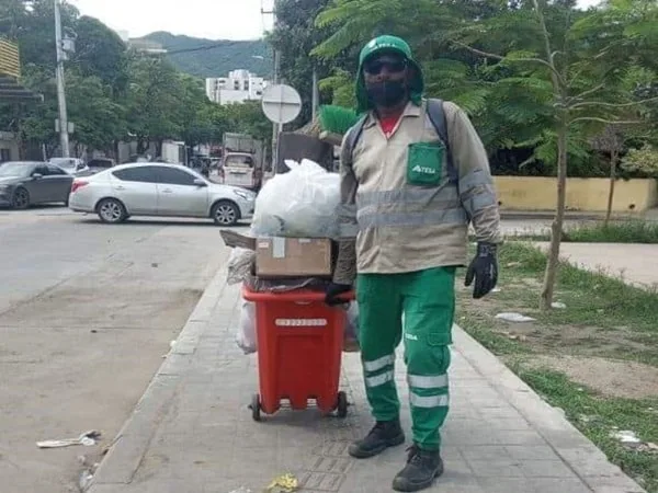 El turista agradeció al empleado de la empresa de servicios de aseo público, por su gesto de honestidad y nobleza