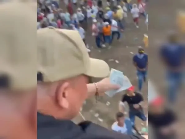 El supuesto empresario que lanzó billetes al ruedo en las Corralejas de Sincelejo.