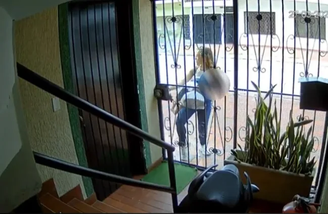 mujer con niño en brazos y moto ladrón llegó