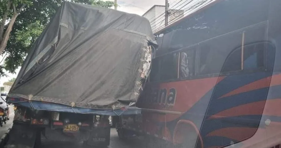 ¿Y quién controla?: denuncian camión de carga 'ladeado' en las vías de Cali