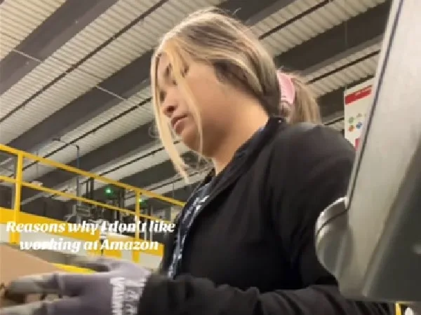Joven dice cómo es trabajar en Amazon.