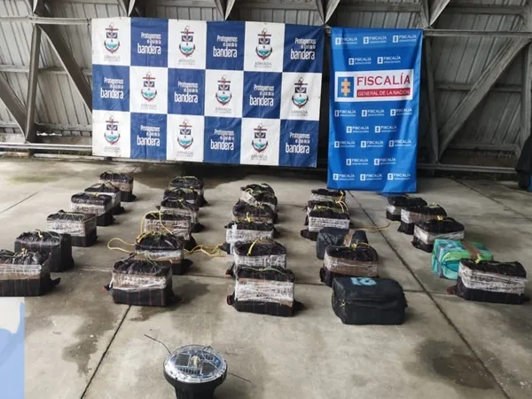 Flotando y amarrada a una boya de mar, así hallaron 592 kilos de droga en aguas del Pacifico