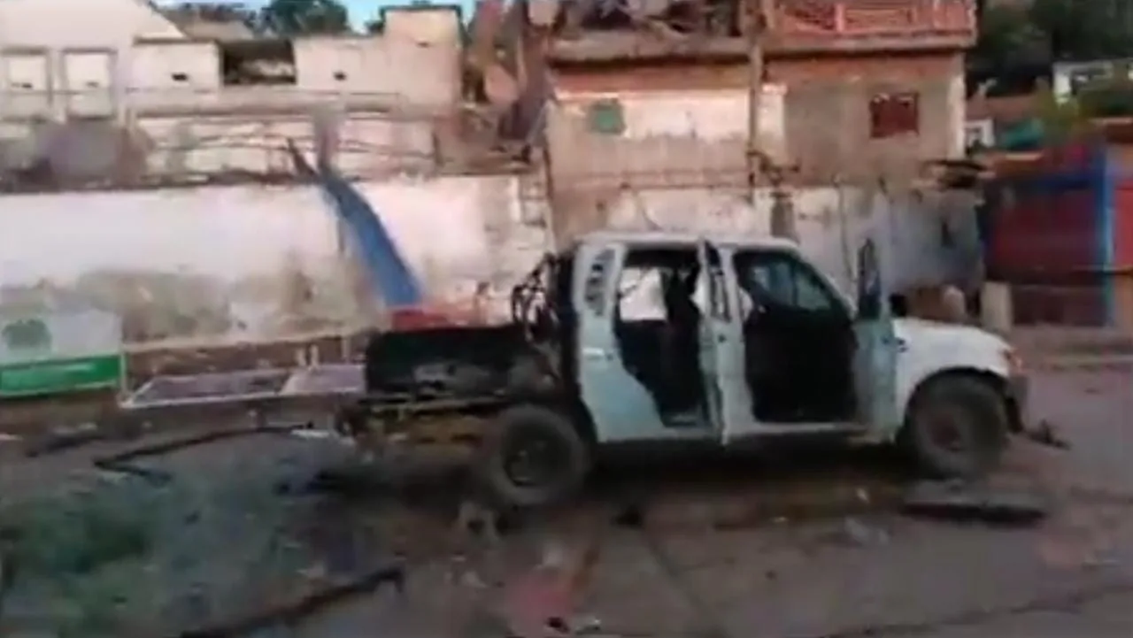 Una de las camionetas que explotó en Cauca. Foto: captura vídeo redes sociales. 