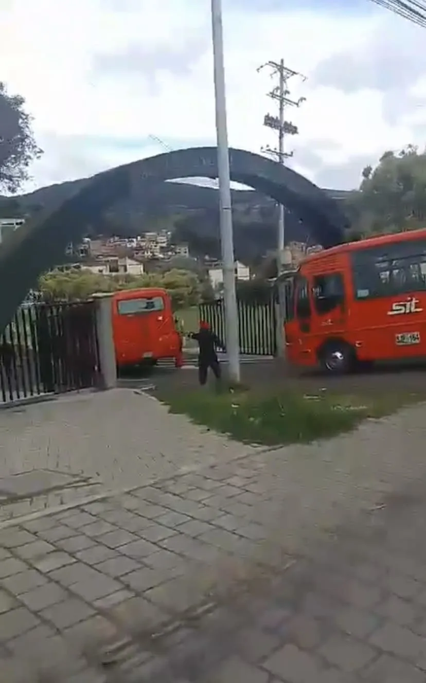 Uniformado herido y tres buses vandalizados en inmediaciones de la universidad Nariño