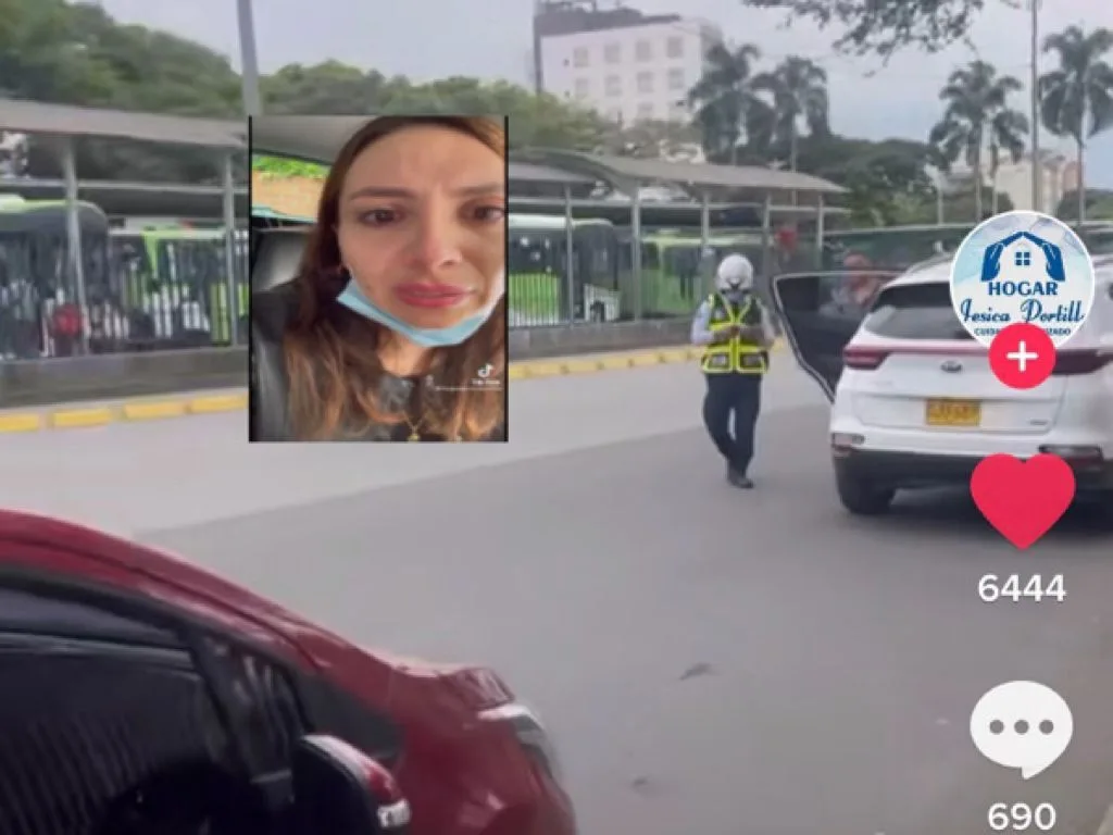 agente caso de abuelo enfermo en un carro