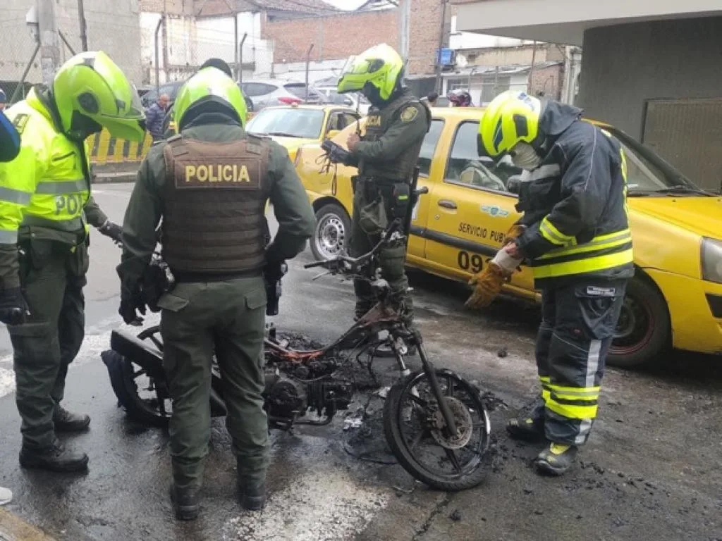 Las motos que siguen quemando en Pasto a presuntos ladrones, más de 10 este año
