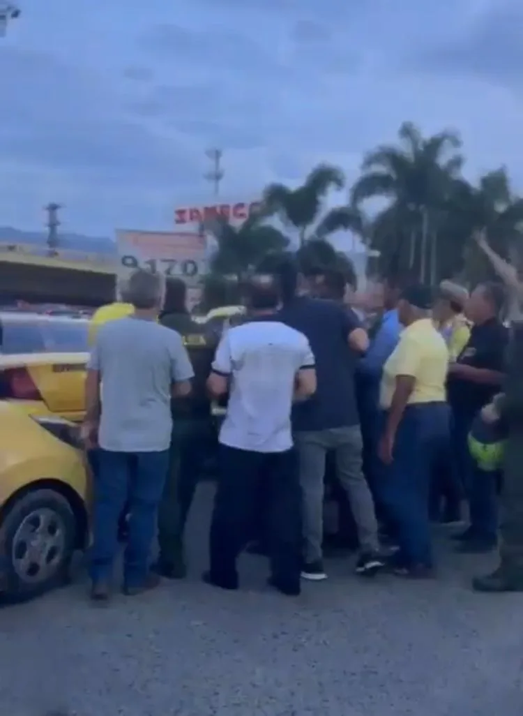 Un detenido por pinchar llantas y un panorámico de un taxi roto por "no sumarse al paro" de taxistas en Cali