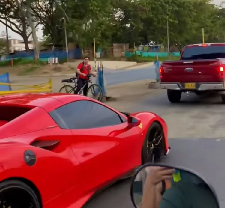un Ferrari pasando por los huecos de la Simón Bolívar en Cali