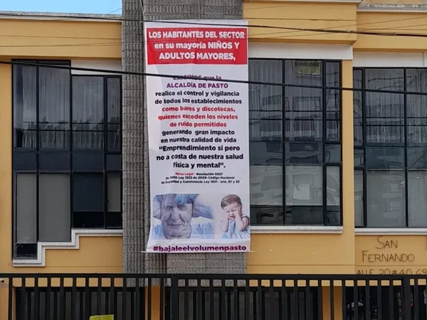 ¡Se cansaron! hasta con carteles habitantes de la Avenida Los Estudiantes piden control a establecimientos