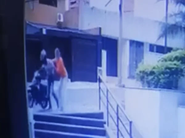 Mujer en Cali forcejeó con delincuente cuando pretendían robarle y ahora está en la UCI tras disparo