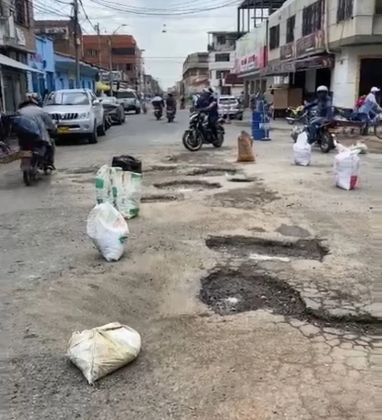 Comerciantes decidieron tapar los huecos de la calle ellos mismos