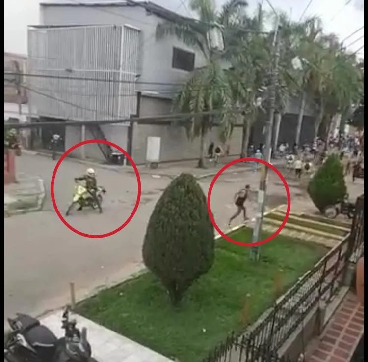 pateó a un policía