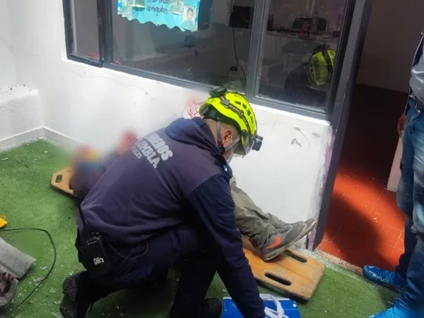 Obrero que hacía labores reparaciones de marquesina cayó de una altura de 7 metros