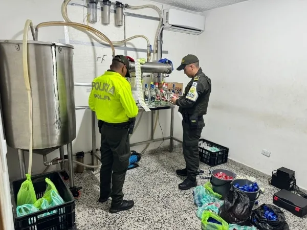 Desmantelan fábrica de licor adulterado en el barrio Pampalinda de Cali.