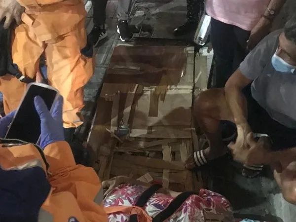 mujer cayó en un hueco