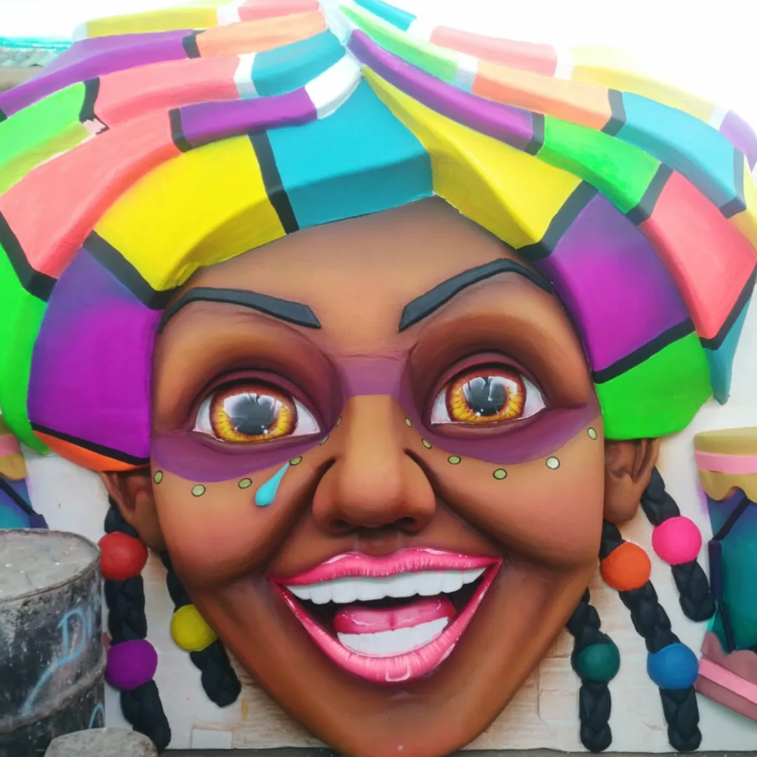 Desfile de carrosas en el carnaval de negros y blancos