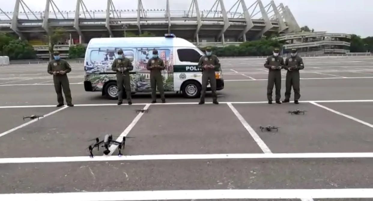 por la policía