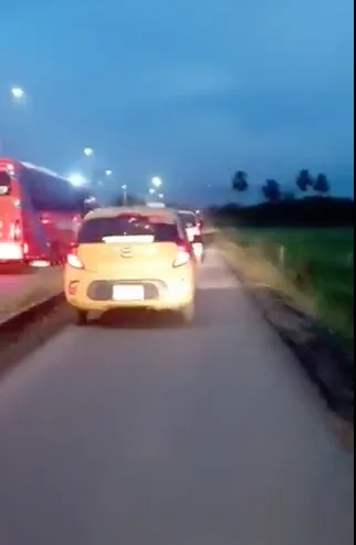 Primero busetas, motos y ahora un taxi por el bicicarril: imprudencias en Candelaria y Cali