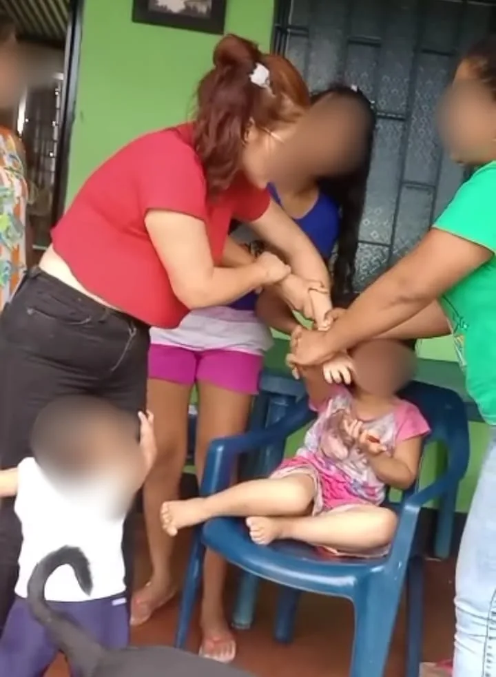 En Arauquita, Arauca, "porque robo una monedas", madre quemó las manos de su hija